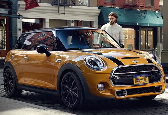 Homem a entrar num MINI.